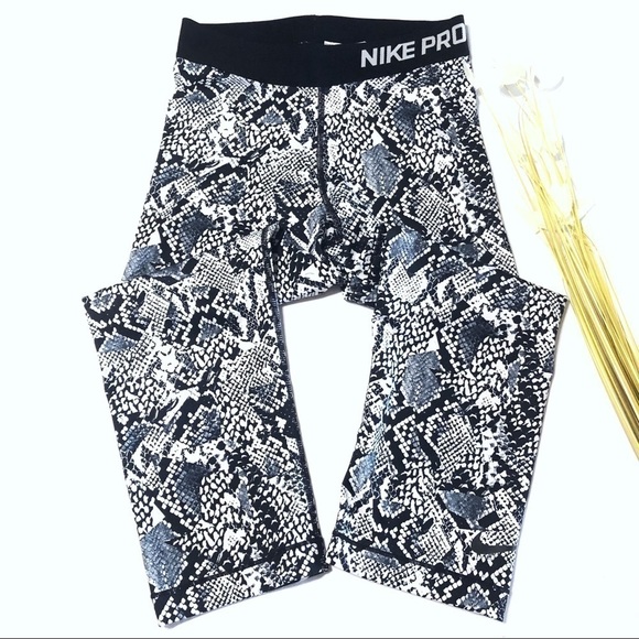 NIKE Pro Heights Vixen 3/4 Crop Tights - Picture 2 of 8